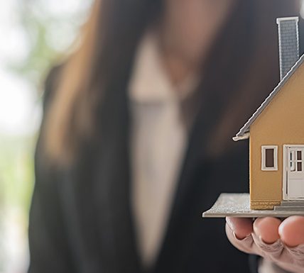 Can you explain the difference between selling a house through your service and using a traditional real estate agent?