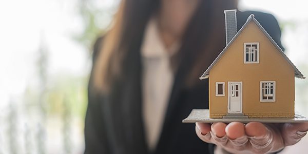 Can you explain the difference between selling a house through your service and using a traditional real estate agent?